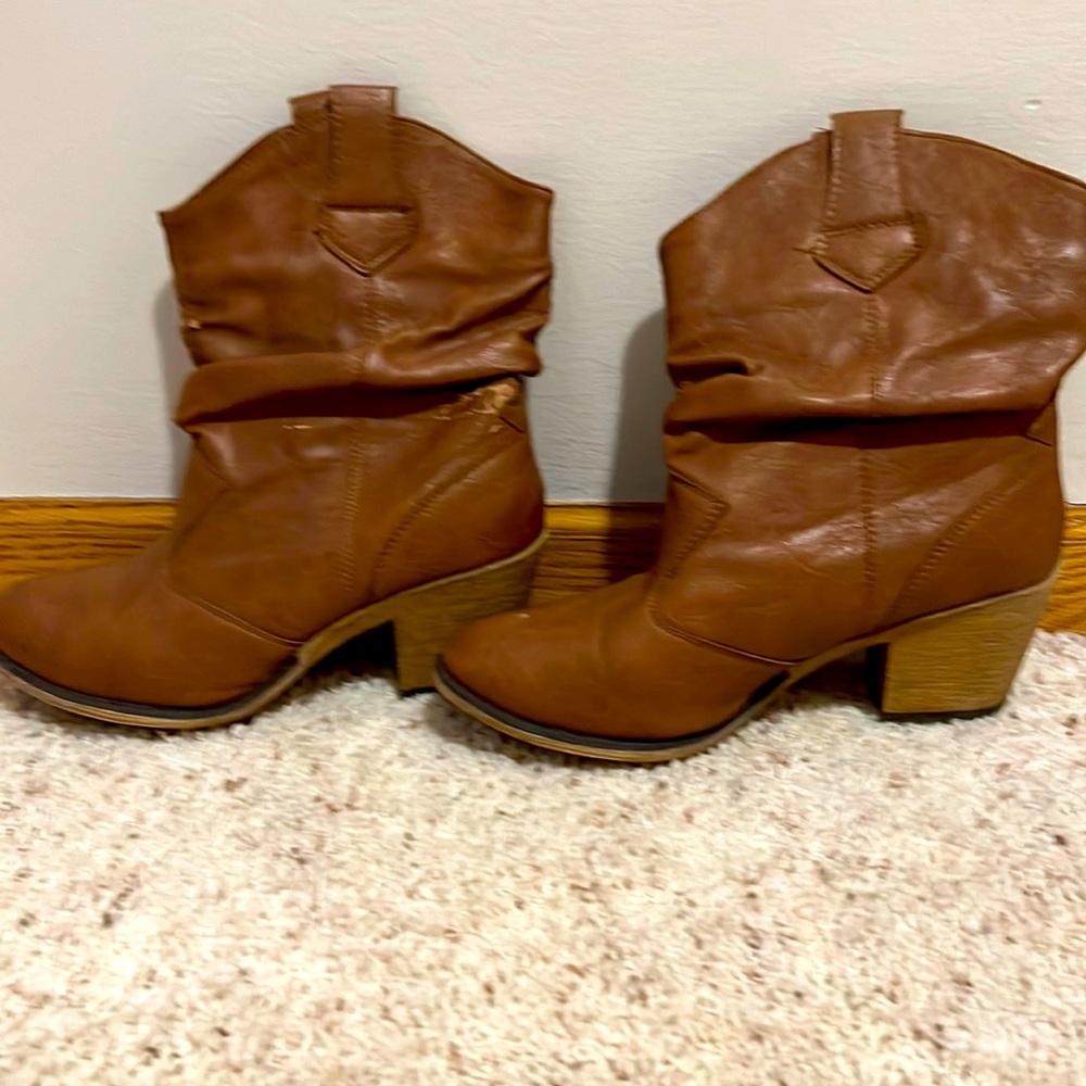 Size 8 Wet Seal light brown/ tan ankle boots